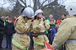 Бойцы и кадеты МЧС организовали флешмоб в Симферополе