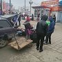 В Керчи стихийщики чистят рыбу прямо на рынке у перехода