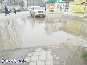 Керчане жалуются на мусор и лужи в районе автовокзала