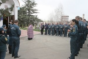 Крымские спасатели почтили память о погибших в ТРЦ «Зимняя вишня» в г. Кемерово