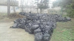 Симферопольские коммунальщики завершают уборку территории у кинотеатра «Космос»