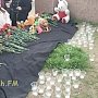 Керчане целыми семьями пришли на площадь почтить память сгоревших заживо в Кемерово