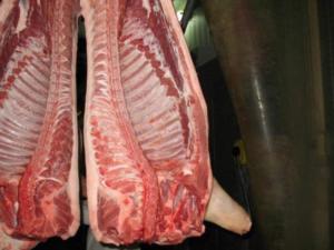 Госкомвет и ГИБДД пресекли в Крыму торговлю нелегальным мясом и колбасой