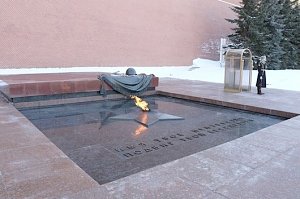 Владимир Константинов возложил цветы к Могиле Неизвестного солдата в Александровском саду Москвы