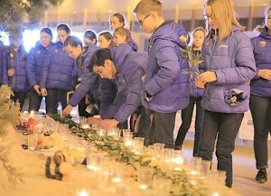 Артековцы несут на Дворцовую площадь детского центра игрушки, цветы и записки в поддержку кемеровчан