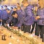 Артековцы несут на Дворцовую площадь детского центра игрушки, цветы и записки в поддержку кемеровчан