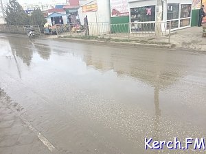 В Керчи на Ворошилова произошёл порыв водовода