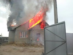 Крымские пожарные за прошедшие сутки ликвидировали пожар и два возгорания