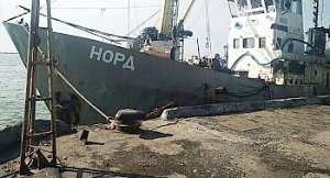 Пираты Порошенко не выпускают моряков захваченного российского судна на берег
