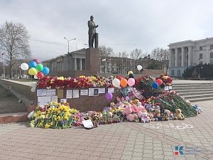 В столице Крыма проходит акция в память о погибших на пожаре в Кемерово