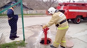 Крымские пожарные проверили исправность пожарных гидрантов в Бахчисарайском районе