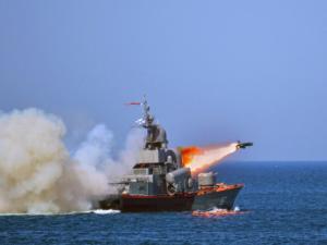 Ракетные корабли и катера Черноморского флота во время учений поразили морскую мишень крылатыми ракетами