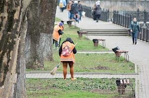 Коммунальщики Симферополя завершают уборку спиленных веток с набережной Салгира