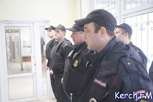 В Керчи отработали нападение неизвестных на здание мировых судей