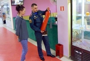 В Керчи в ТЦ «Мега центр» огнеборцы нашли просроченные огнетушители