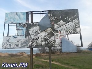 В Героевке острый жестяной лист качает ветром на билборде