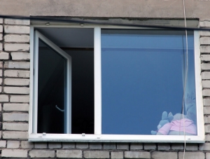 В Севастополе ребенок выпал из окна квартиры на пятом этаже