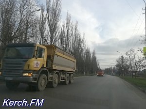 Керчане жалуются на десятки грузовиков, которые ездят по дороге в Аршинцево каждый день