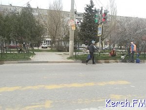 В Керчи моют и красят забор в районе КУОРа