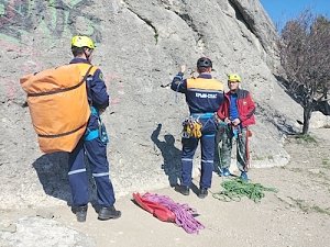 Сотрудники Судакского «КРЫМ-СПАС» эвакуировали «пострадавшего» с горы Палвани-Оба