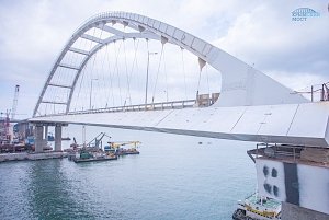 Строители завершили монтаж обтекателей по фасаду автодорожной арки Крымского моста