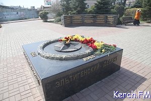 Керчане возложили цветы в сквере Славы