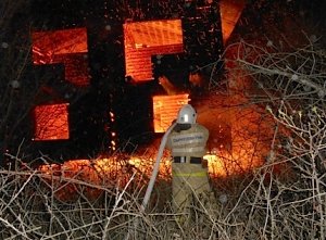 Крымские пожарные ликвидировали пожар в пгт. Приморский