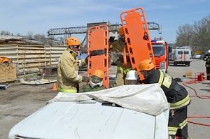 Соревнования по ликвидации последствий ДТП: севастопольские спасатели повышают профессиональное мастерство