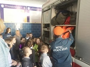 Год культуры безопасности: севастопольские спасатели рассказываю школьникам о своей работе