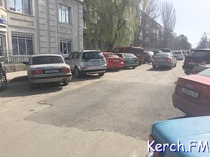 В Керчи заасфальтировали две ямы на Пролетарской