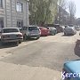 В Керчи заасфальтировали две ямы на Пролетарской