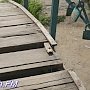В Керчи разваливается мостик в Молодежном парке