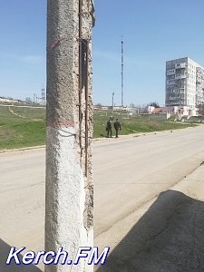 Около тротуара в Керчи разваливается столб