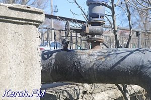 В Керчи вновь течет вода у моста на Партизанском