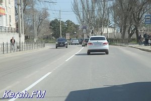 В Керчи начали наносить дорожную разметку