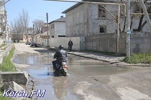 В Керчи вдоль домов течет канализация