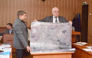 Валерий Аксёнов вручил Лукашёву снимок Симферополя, сделанный из космоса