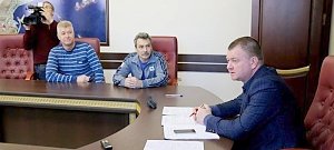 Керчане пожаловались Бороздину на стоянку грузовиков во дворах