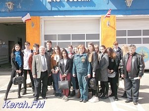 Керченских школьников сводили на День открытых дверей в пожарную часть