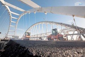 Строители начали асфальтировать полотно автодорожной арки Крымского моста