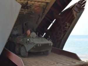 На Черноморском флоте прошли учения по погрузке техники и личного состава на десантные корабли