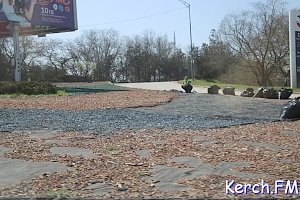 В Керчи с транспортного кольца на Чкалова снимают декоративный цветной щебень