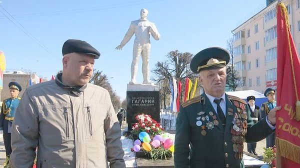 Коммунисты Чувашии отметили День космонавтики возложением цветов к памятникам Ю.А. Гагарину и А.Г. Николаеву в Чебоксарах