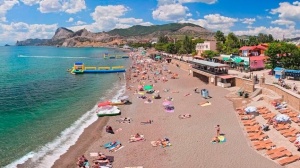 Пляжи Крыма начали готовить к лету раньше обычного