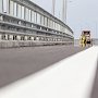 Строители наносят разметку на дорожное полотно Крымского моста