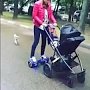 Мода, лень или безответственность: Мама с коляской и на гироскутере катается по Симферополю