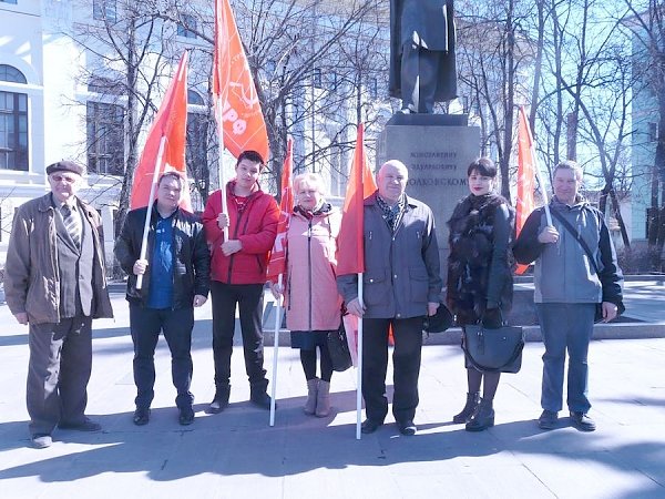 «Без советской власти – не было космоса!» Рязанские коммунисты возложили цветы к памятнику К.Э. Циолковскому