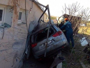Смертельная авария в Крыму: внедорожник врезался в дом