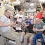 Космонавт из Севастополя Антон Шкаплеров отметил День космонавтики тортом «Москва» из тюбика