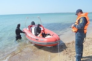 Водолазы МЧС очистили акваторию пляжа Центра реабилитации инвалидов в Евпатории